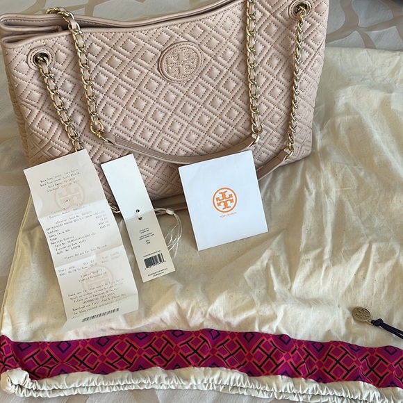 Tory Burch Marion Quilted Chain Shoulder Bag. Color is Light Oak. - Picture 4 of 6